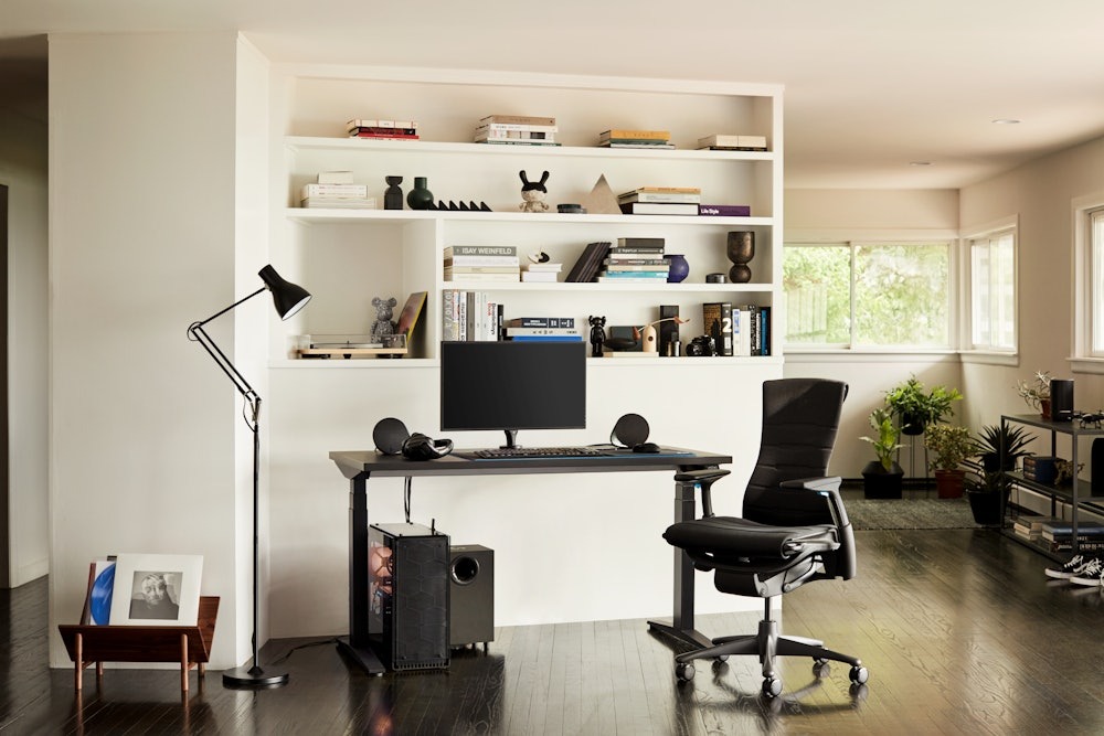 https://images.hermanmiller.group/m/6694bbd4a674a693/W-1865-06c-HM_Logitech_FullSetupDayTime_Ratio_V1_005-HERO-sRGB.png?auto=format&bg=fafafa&blend=fafafa&blend-mode=darken&h=1000&q=70&trim=auto&trim-sd=1&viewtype=gallery-hm&w=1000