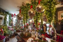 High-end Christmas decoration services in Dubai that provide chic trees, lights, garlands, and seasonal themes to exquisitely illuminate homes, workplaces, and events.