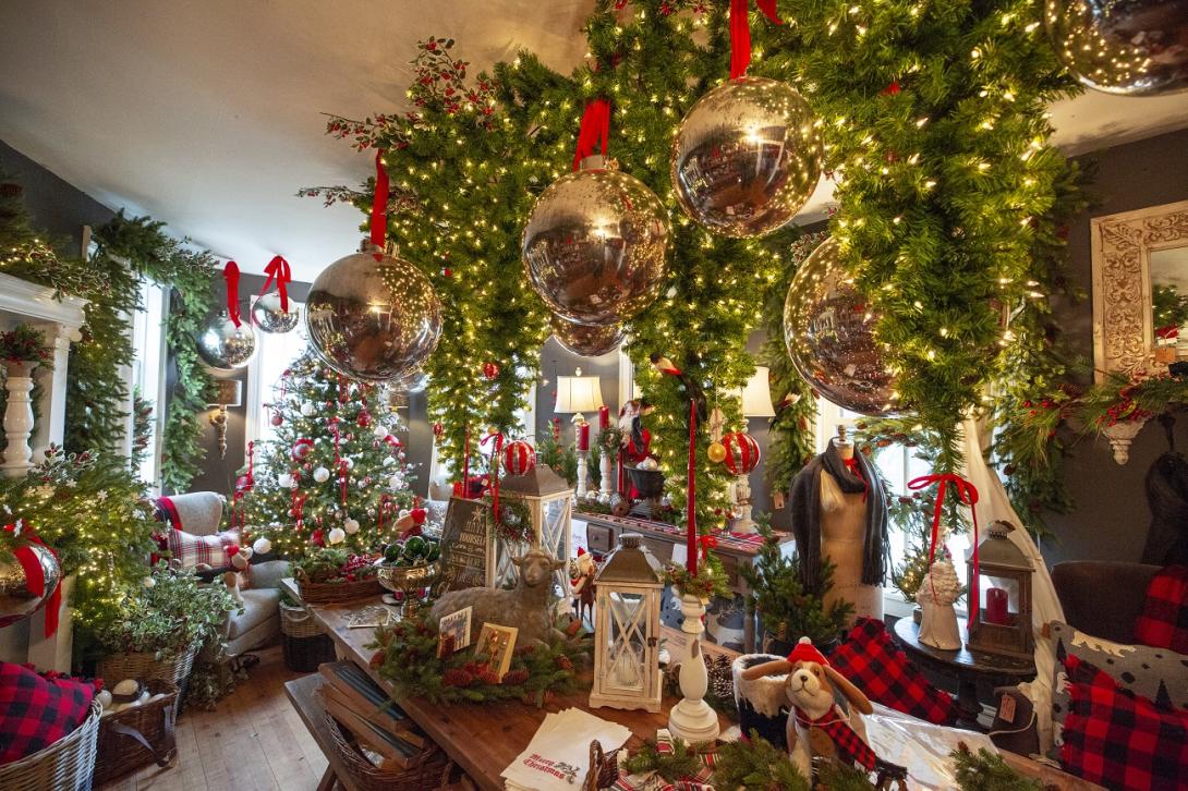 High-end Christmas decoration services in Dubai that provide chic trees, lights, garlands, and seasonal themes to exquisitely illuminate homes, workplaces, and events.