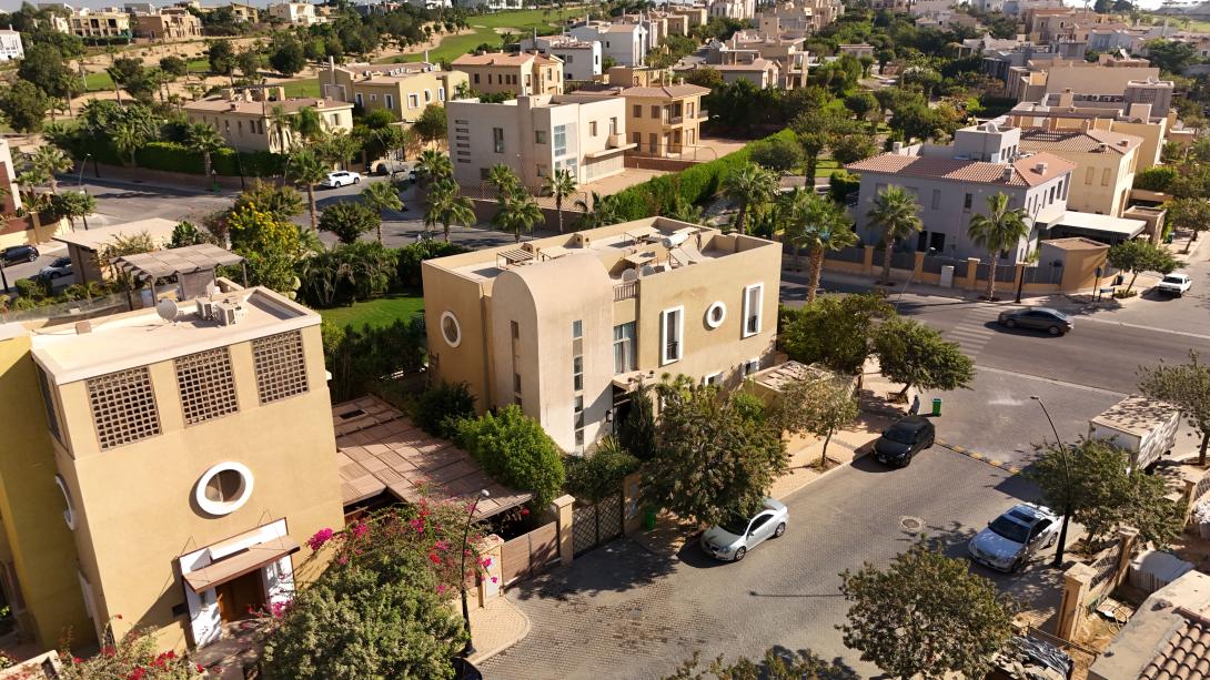 https://www.pexels.com/photo/aerial-view-of-luxury-villas-in-west-cairo-community-34823937/