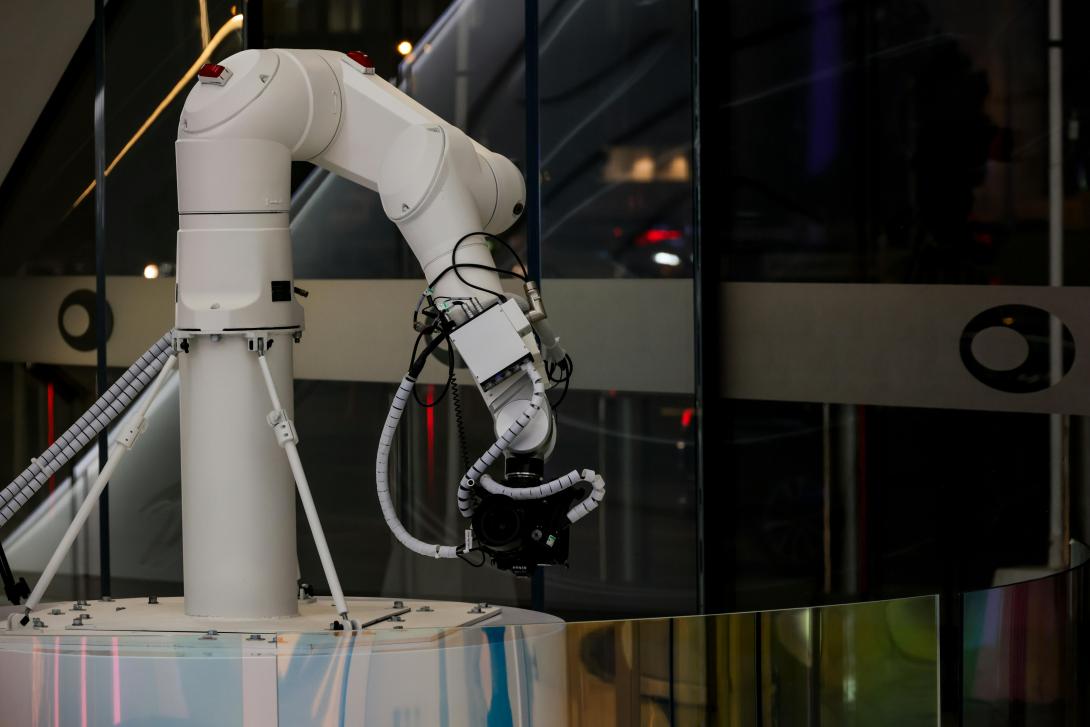 https://www.pexels.com/photo/robotic-arm-in-modern-industrial-setting-35280311/